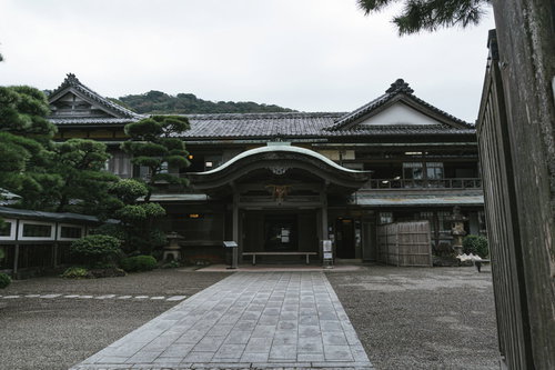かつては貴賓の宿として華やいでいた賓日館（ひんじつかん）