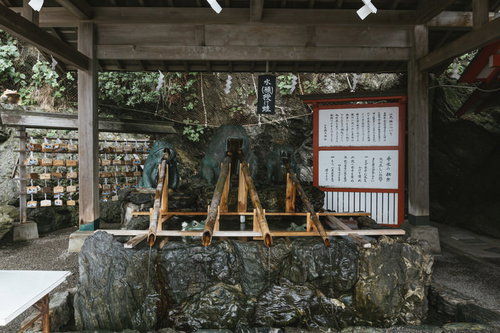 二見興玉神社のカエルの御手水場