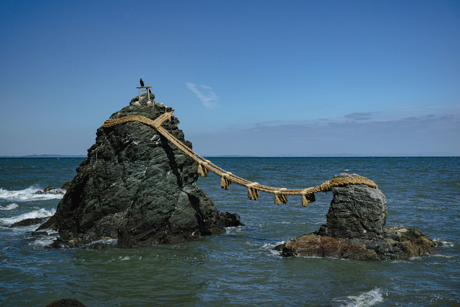 三重県二見興玉神社の夫婦岩が注連縄で結ばれて海に立つ風景