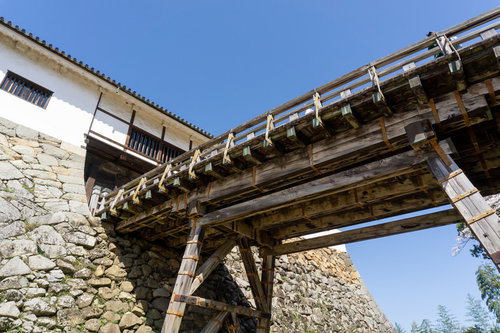 天秤櫓へと続く廊下橋を下から見る