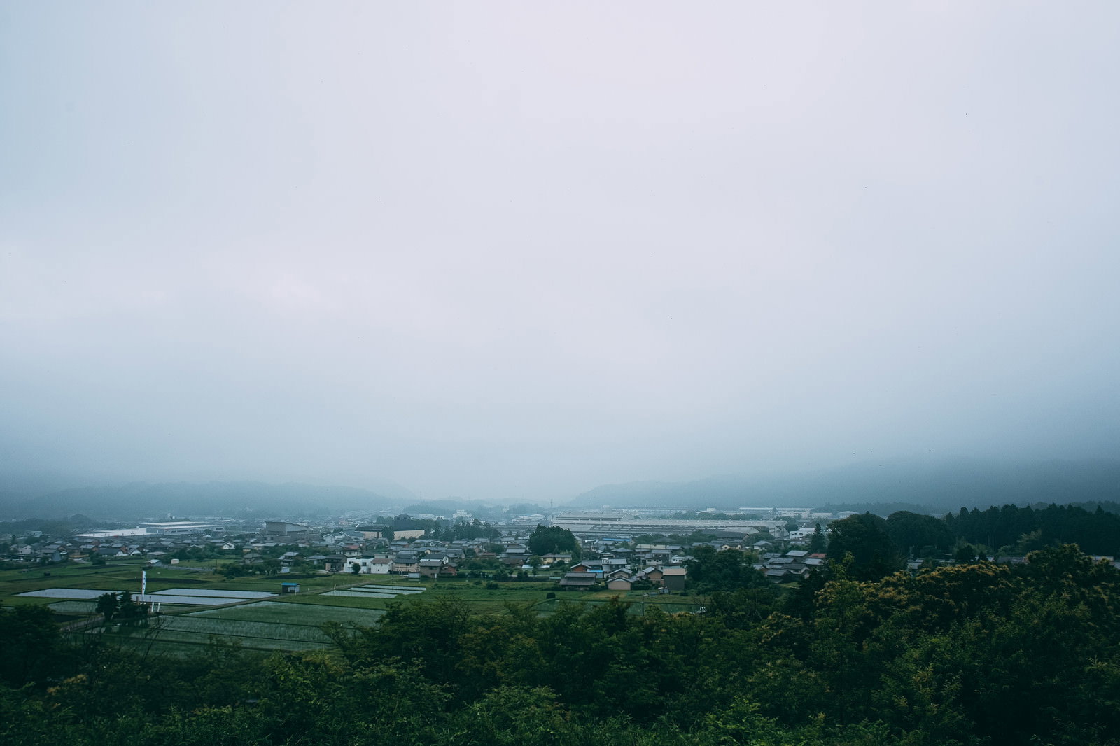 Viewing the rain-induced hazy landscape of Sekigahara and its mountains from the Sasaodake Observation Deck