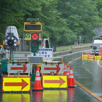 道路工事による片側交互通行の停止場所の写真