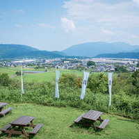 笹尾山展望デッキから眺める休憩場所と現在の関ケ原の写真
