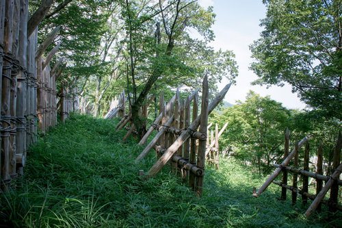 鋭利な拒馬柵の斜面