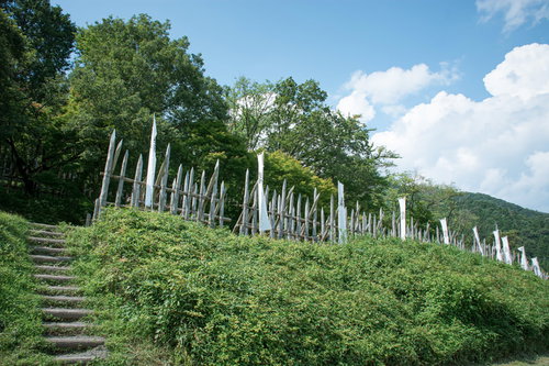 石田三成陣跡入り口階段と立ち並ぶ拒馬柵と石田三成の旗印