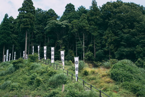 道路から見た徳川家康最初陣地跡