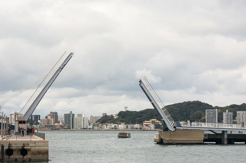 時間によって開くブルーウイングもじ（はね橋）
