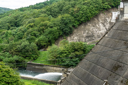 ダムサイドから覗き込んだ黒田ダム下流側の様子