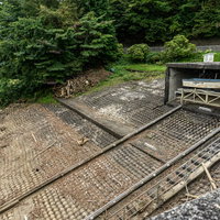 しまわれたボートとそこから伸びるボートを湖面に降ろす為のレールの写真