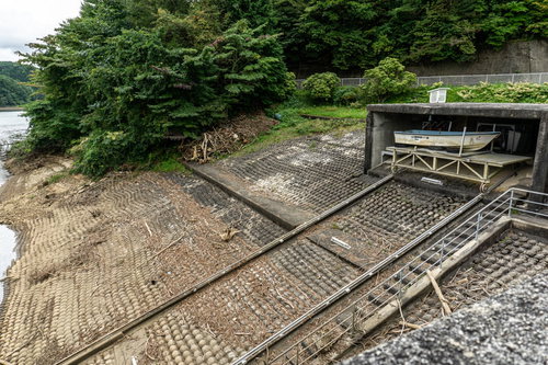 しまわれたボートとそこから伸びるボートを湖面に降ろす為のレール