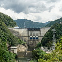 下流から見える矢作ダム正面の姿の写真