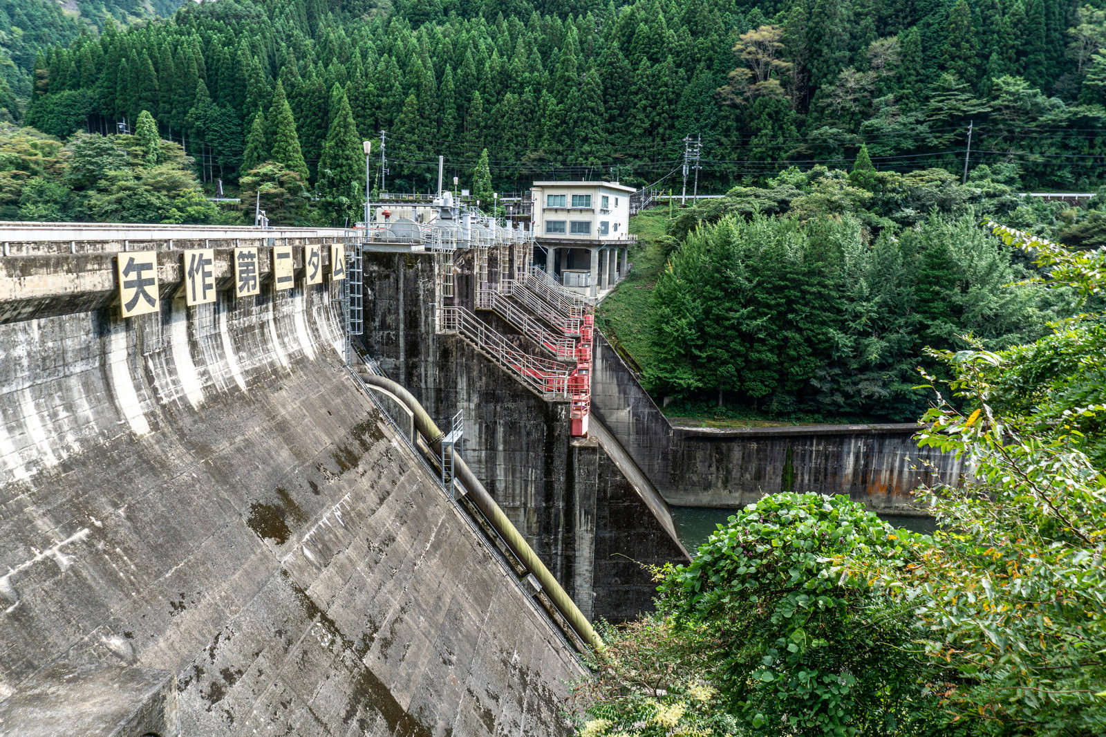 緑の山々に囲まれた矢作第二ダムを右岸から撮影した風景