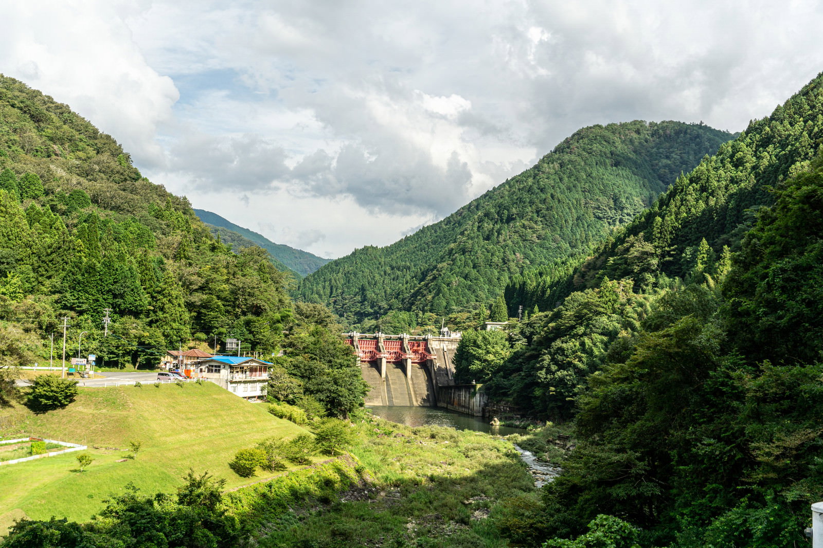 緑豊かな山々に囲まれた矢作第二ダムとダム湖の風景