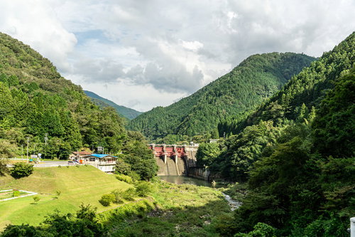 周囲の山の緑に囲まれた矢作第二ダム