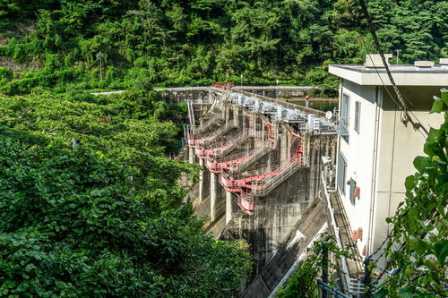 左岸の木の間から覗き見た矢作第二ダムのゲート付近