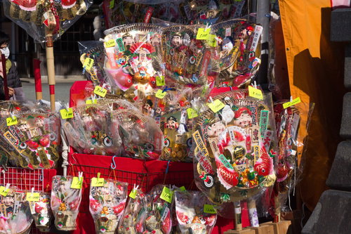 値札のつけられた大小さまざまな熊手