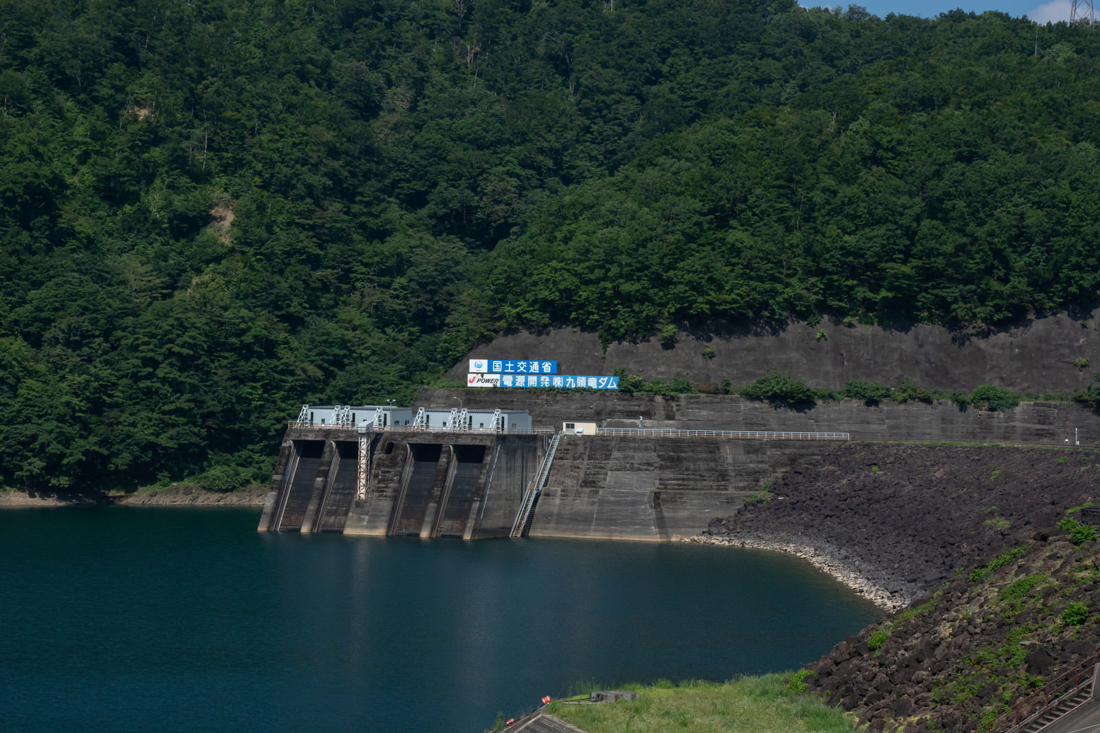 九頭竜ダムと取水口・国土交通省看板