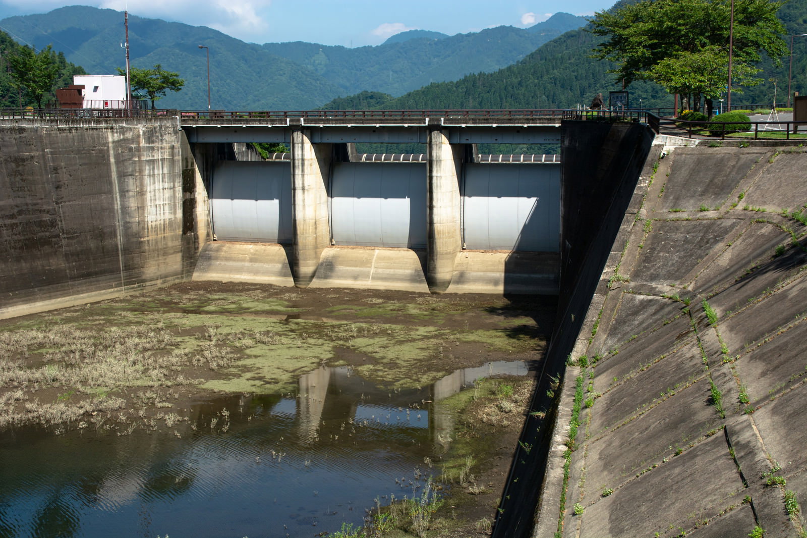 福井県大野市にある九頭竜ダムの3門の洪水吐ゲートが水位の低下により構造が明確に見える様子