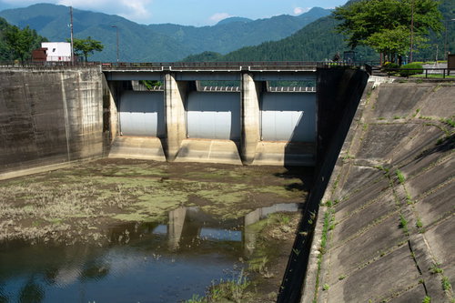 少し水が少ないためにしっかり見える九頭竜ダムの3門の洪水吐（福井県大野市）