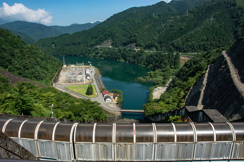 洪水吐上から眼下に見える点検用通路と下流の景色（福井県大野市）