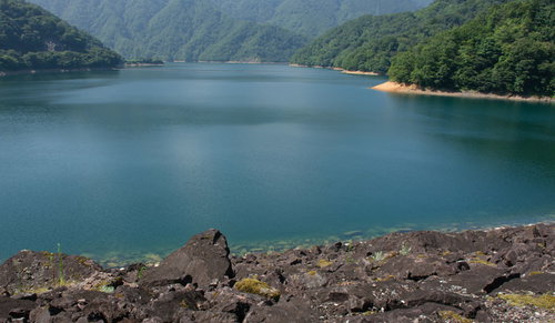 天端から見る緑深い山に囲まれた九頭竜湖（福井県大野市）