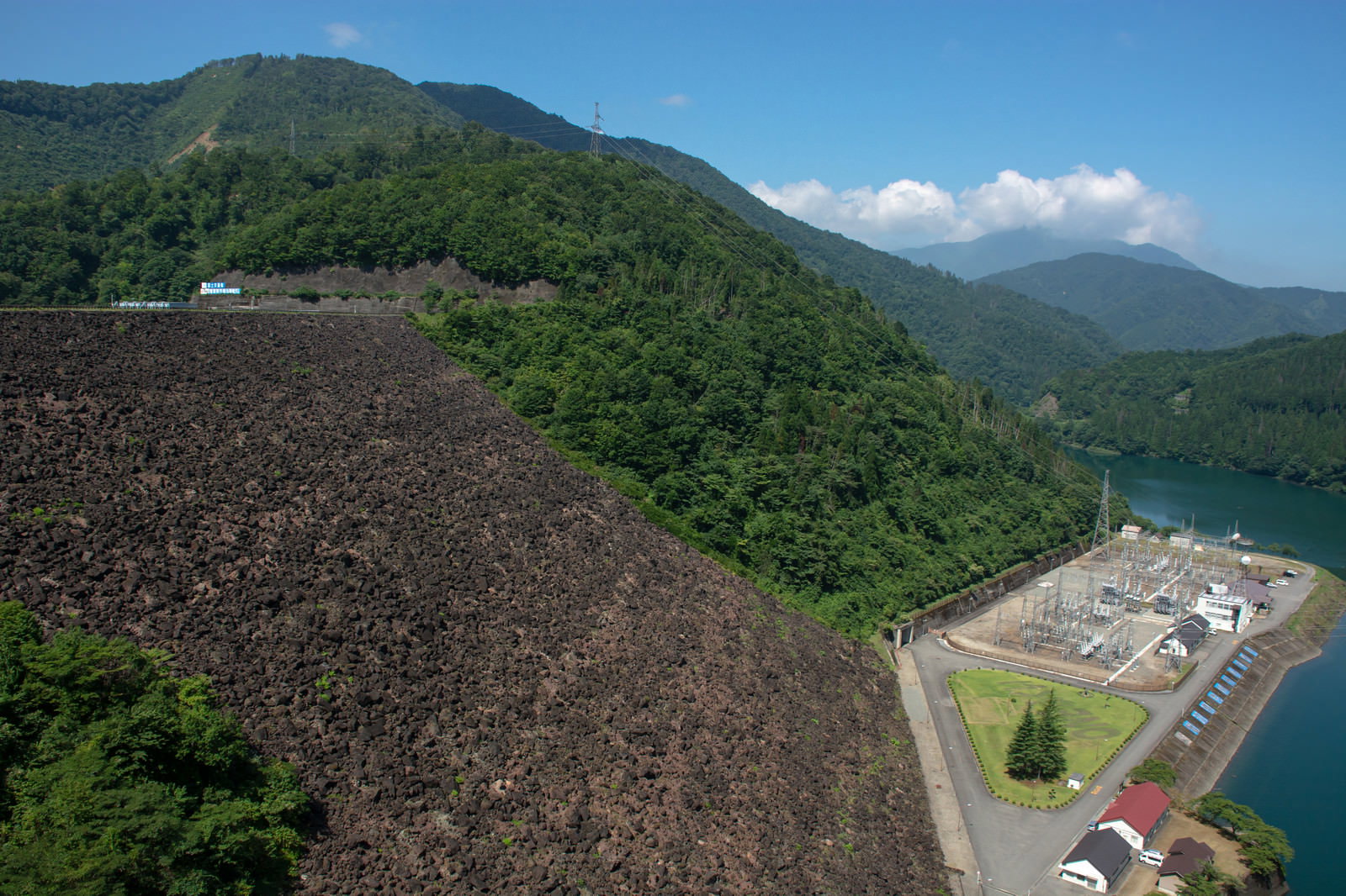 山間部に築かれた九頭竜ダムの堤体を右岸から見下ろした様子