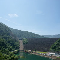 黒々とした姿が山間に見える九頭竜ダムの写真