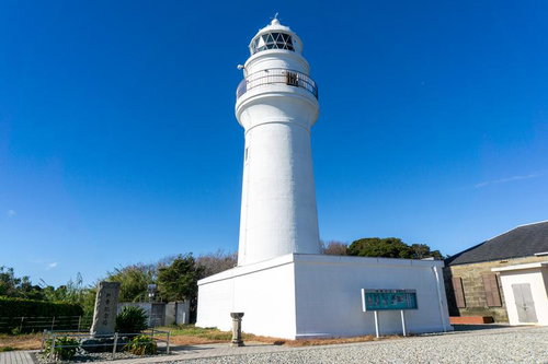 木柵越しに太平洋の大海原を望む、鯨山見