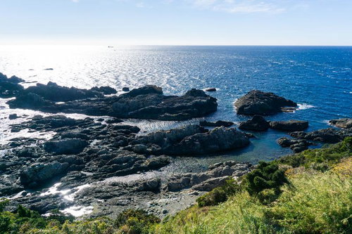 潮岬灯台バルコニーから見る紀伊半島の岩礁と海の絶景