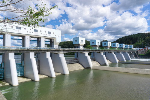 明治用水頭首工の手前右岸の土砂吐4門と左岸に向かって並ぶ洪水吐7門