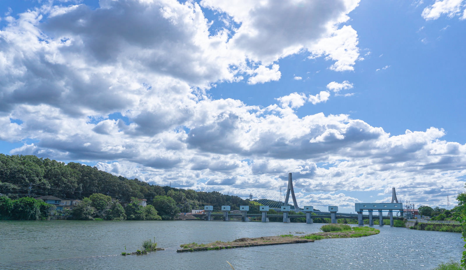 青空の下の明治用水旧頭首工の導水路跡と水門遺構
