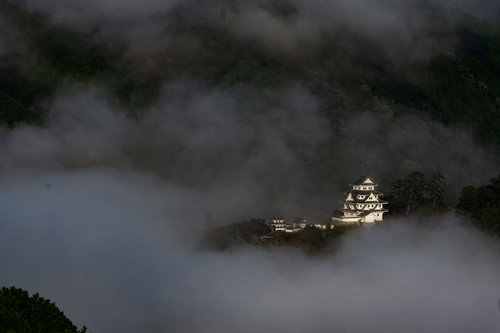 雲海に囲まれ幻想的な姿を見せる郡上八幡城