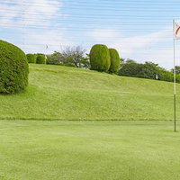 パターゴルフ場の７番ホールのピンフラッグの写真