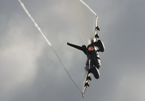 光と影を纏うF-2