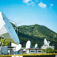 複数の大型パラボラアンテナ施設の写真