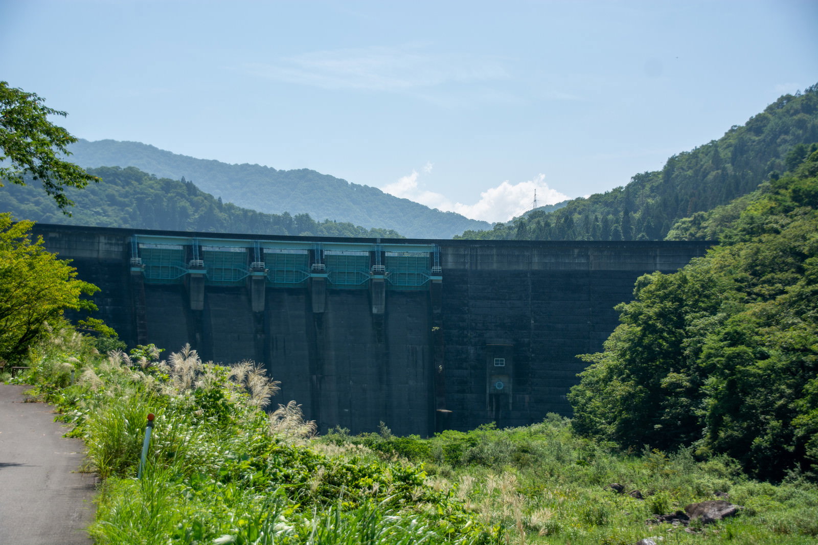 福井県大野市の山間部に建設された鷲ダムを道路から撮影した風景
