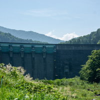 ダム横に通じる道から見た鷲ダム（福井県大野市）の写真
