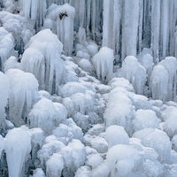 近くで見るとまるで地面から生えているようにも見えるたくさんの氷柱の写真