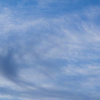 もわっと雲が浮く空の写真