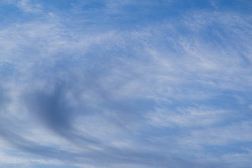 もわっと雲が浮く空