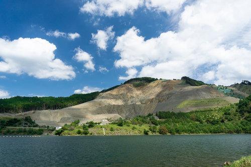 山肌がむき出しになった採石場（滋賀県甲賀）