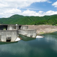 青土ダムの特徴的な洪水吐（滋賀県甲賀市）の写真