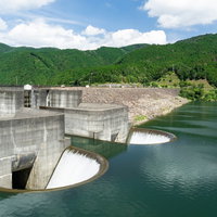 特徴的な洪水吐とそこから続く石組み（滋賀県甲賀市）の写真