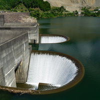 常用洪水吐の斜面を白く輝いて流れる水（滋賀県甲賀市）の写真