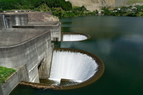 常用洪水吐の斜面を白く輝いて流れる水（滋賀県甲賀市）