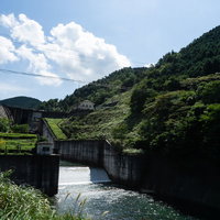 ダム下流の青土ダム公園横を流れ落ちる水の写真