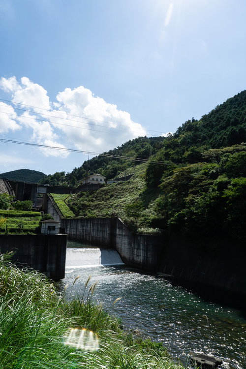 ダム下流の青土ダム公園横を流れ落ちる水