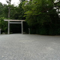 外宮一の鳥居前に続く玉砂利の広場（豊受大神社）の写真