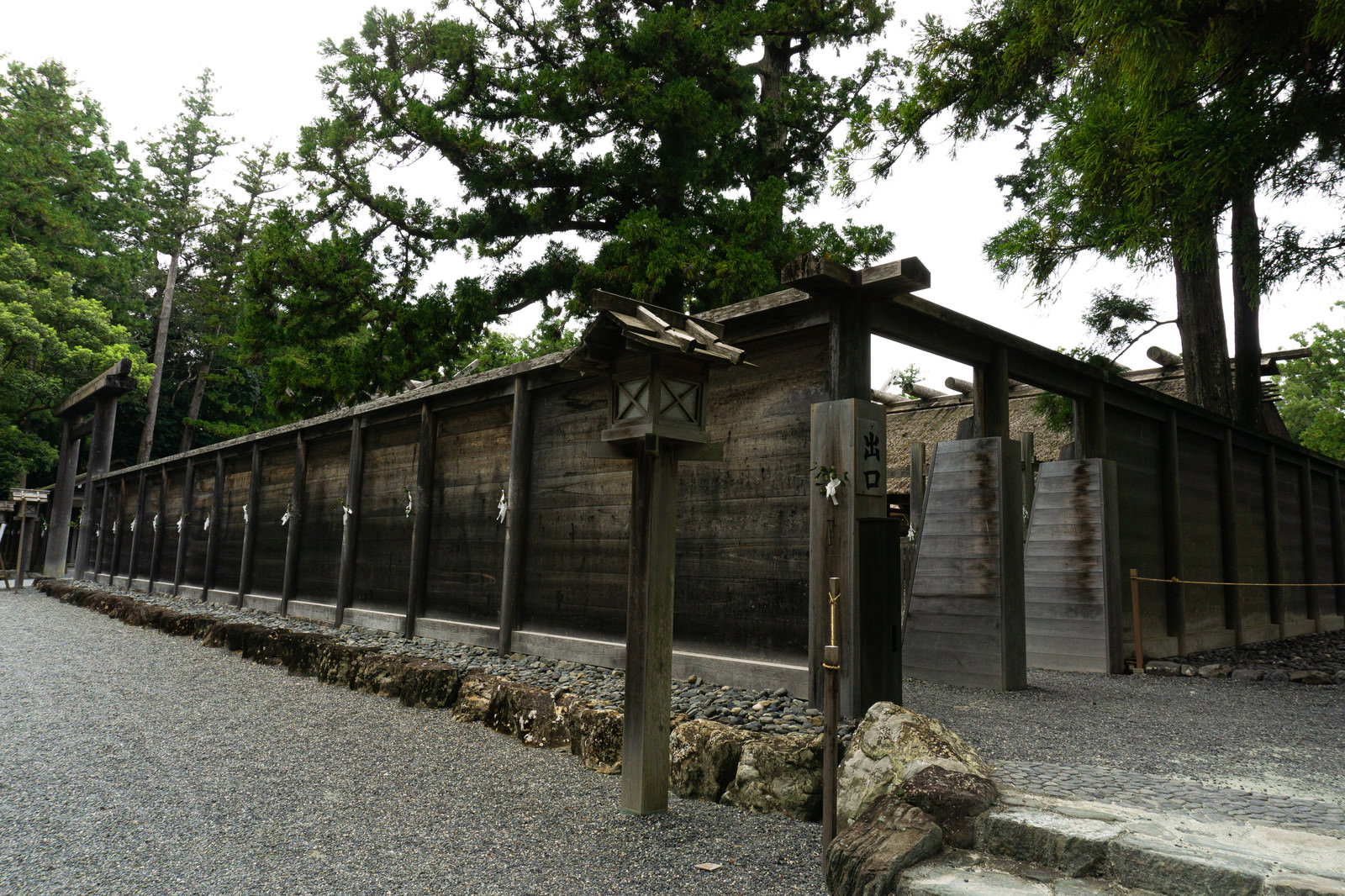 豊受大神宮境内の板塀と出口