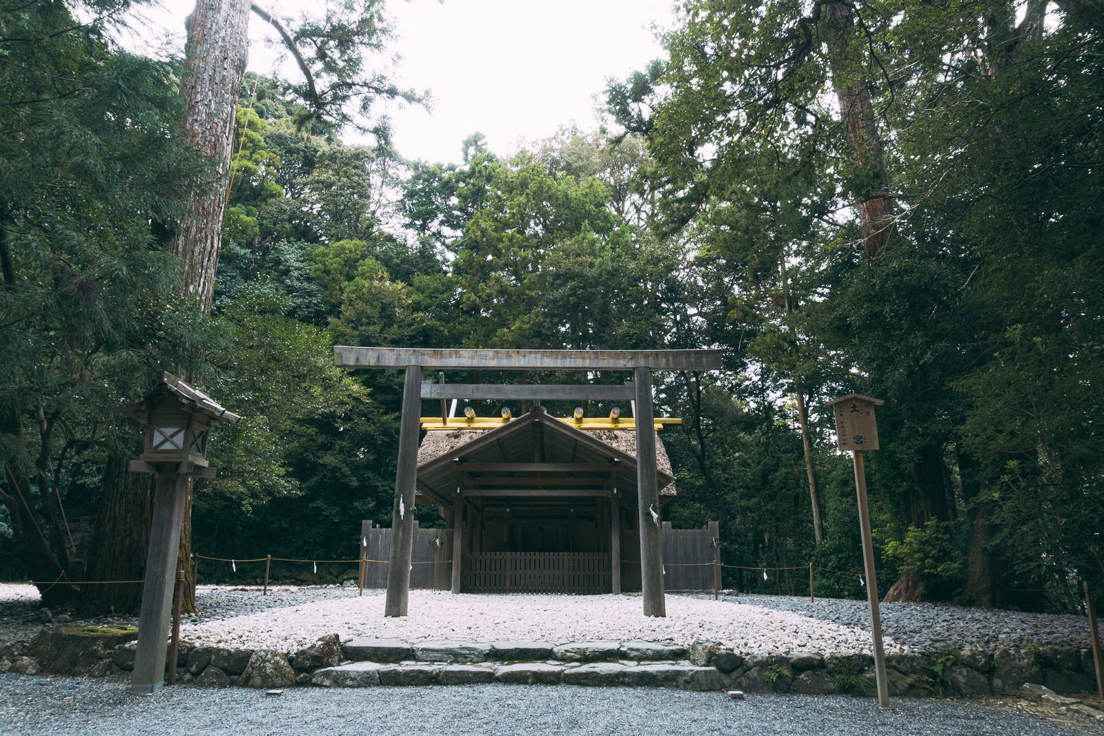 緑に囲まれた外宮別宮土宮の境内と鳥居